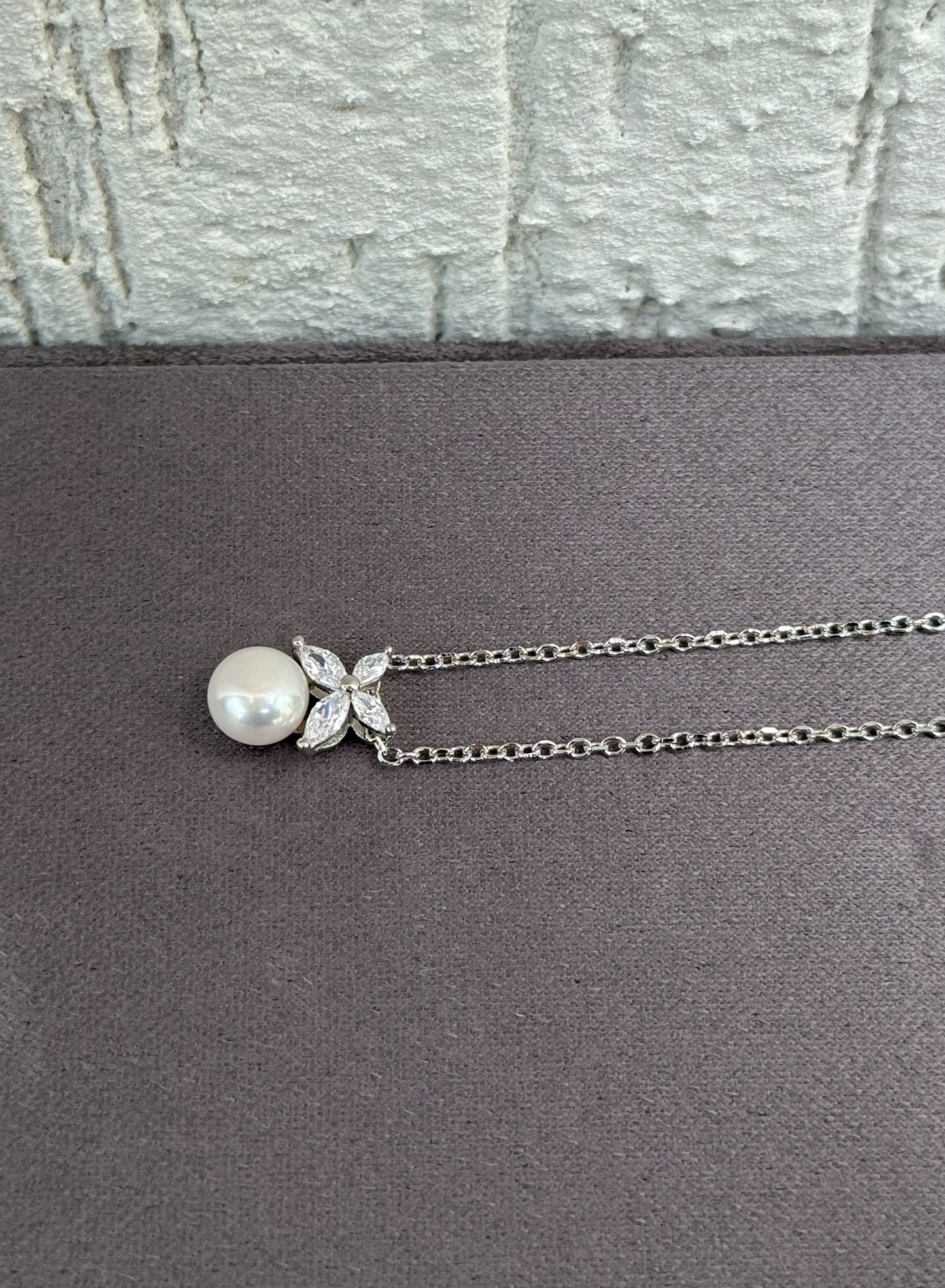 Bow Pearl Pendant Necklace - Classic Design - Sterling Silver 925 with Pearl-Plated Rhodium White Gold 18K