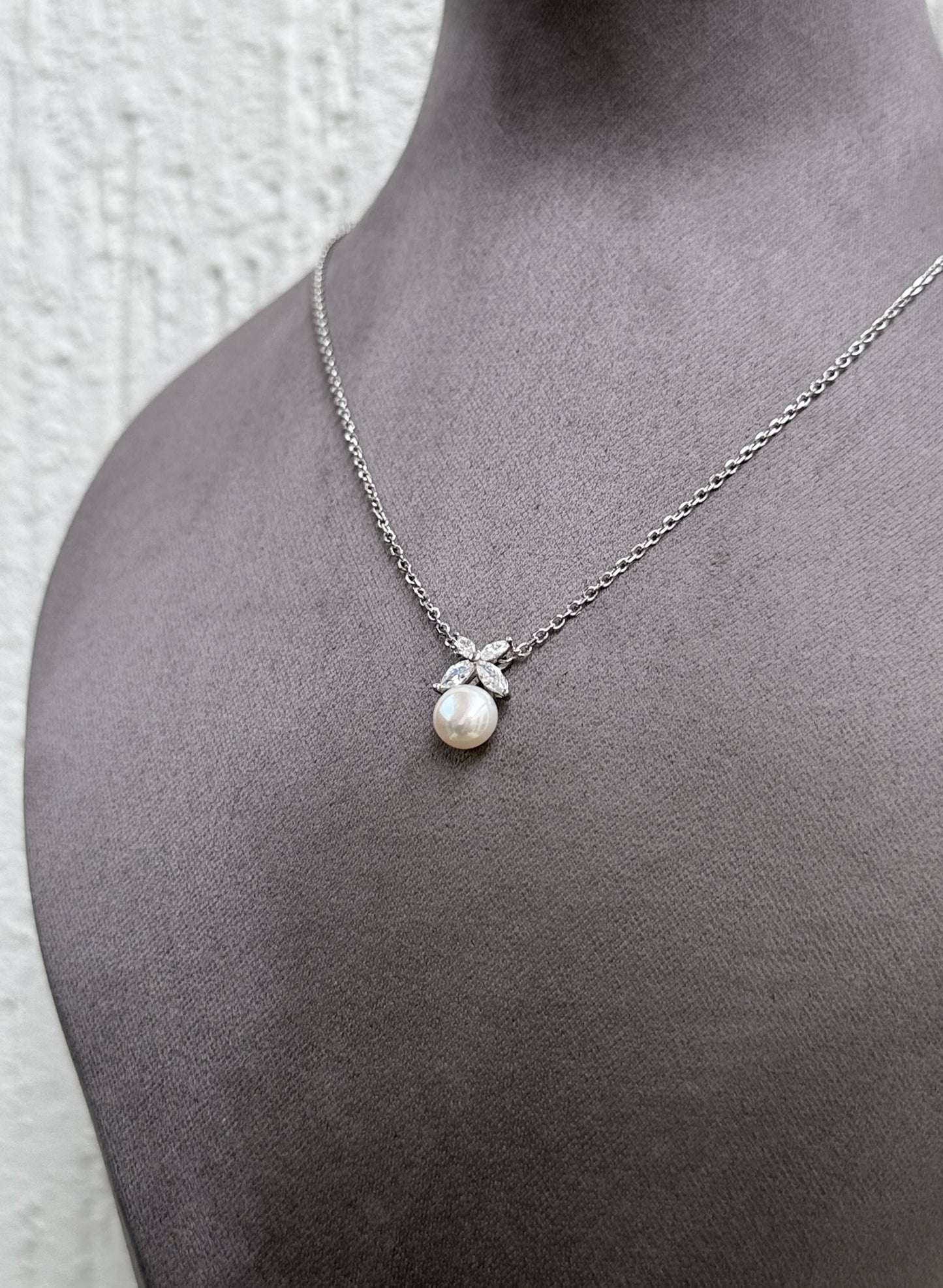 Bow Pearl Pendant Necklace - Classic Design - Sterling Silver 925 with Pearl-Plated Rhodium White Gold 18K